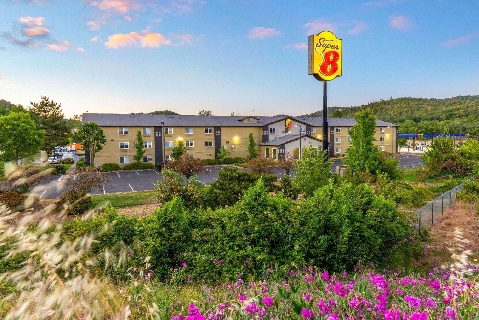 Отель Super 8 By Wyndham Роузберг Экстерьер фото